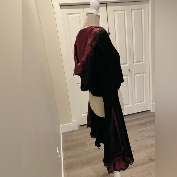 Spirit Halloween Victorian Vampire Top - Picture 4 of 6